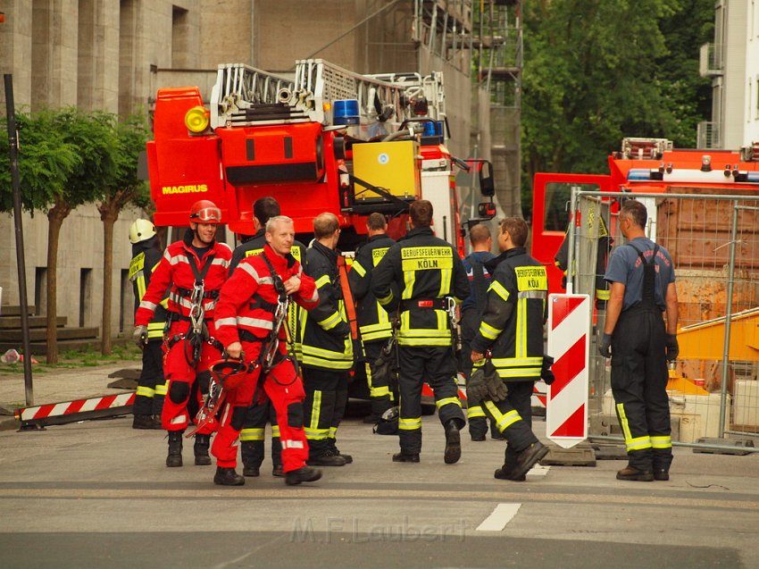 Person auf Baukran Koeln Christophstr P138.JPG